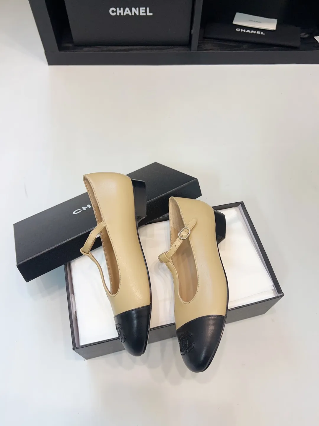 👟👟Ex-factory price 520👟👟 CHANEL Chanel classic three-color T-strap flat ballet shoes, Mary Jane shoes, Grandma Xiang’s consistent elegant ladylike temperament, full of high-end sense! It’s very nice on the feet~Whether it’s worn barefoot or paired with skirts or trousers, it’s very versatile! Incomparably beautiful! It’s so special. I’m very impressed with the details. (The version bought at the counter is developed and made according to the authentic 1:1 version. The details are perfect and more refined and durable. The upper foot is very pedicure-type. The key point is that it is very good and easy to control. ▪Fabric: Original custom-made mixed sheep. ▪Inner lining: imported sheepskin. ▪Outsole: Italian leather outsole. ▪Size: 35-39 (40, 41, 42 are custom-made and cannot be returned)